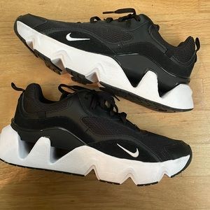 Women’s Nike Ryz 2 size 11 black white. Lightly worn and never outside